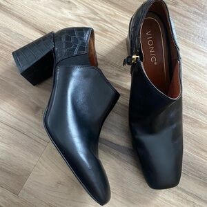 Classy! Vionic Black Leather Croc-Embossed Heeled Side Zip Ankle Boots